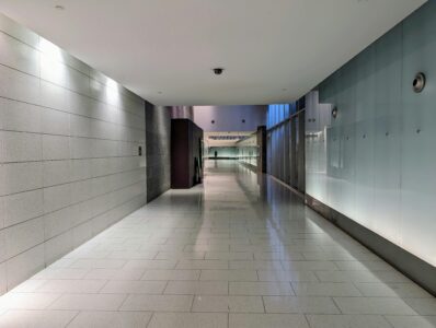 A sleek and modern indoor corridor with reflective surfaces in Montréal, Canada.